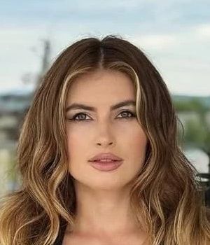 Лікар Анастасія Мацола дивиться в камеру